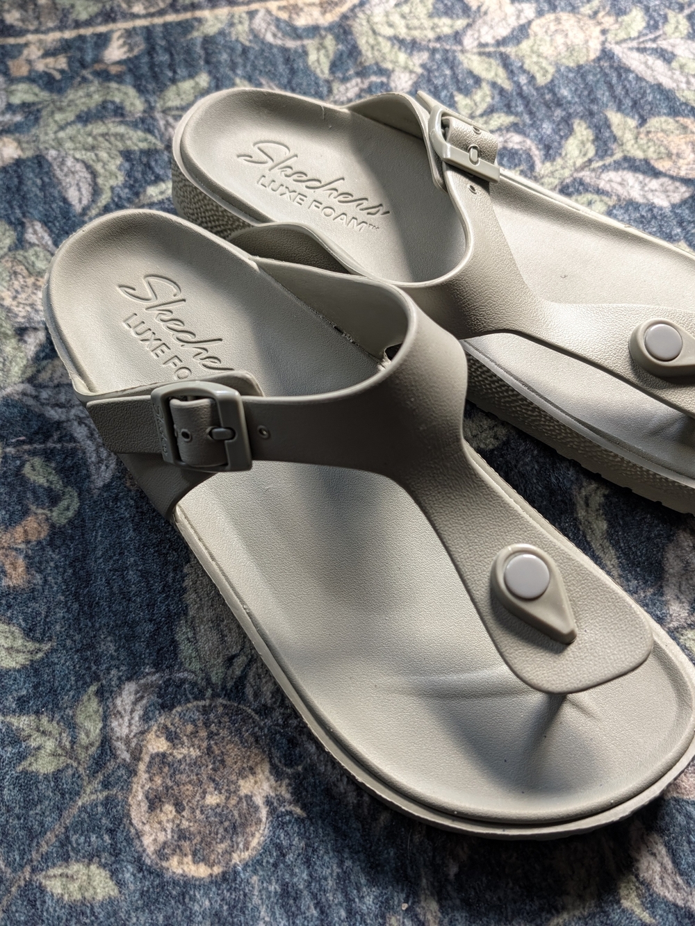 Skechers Women's Luxe Foam Gray/Green Thong Sandals